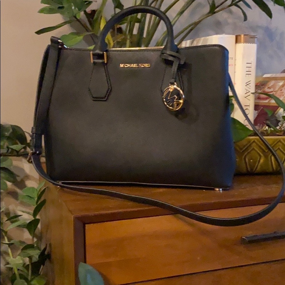 Like New Michael Kors Purse Black